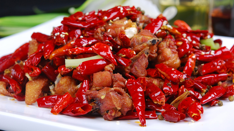 64.Tørstegte krydrede kyllingestykker med tørret chili og Sichuan peber